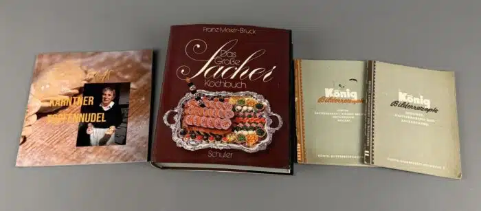 vier Stück Kochbücher