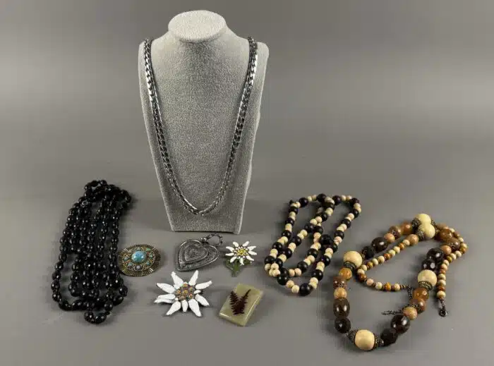 Posten Modeschmuck Ketten und Broschen