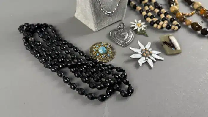 Posten Modeschmuck Ketten und Broschen – Bild 5