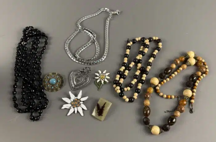 Posten Modeschmuck Ketten und Broschen – Bild 6