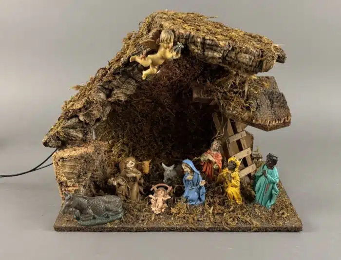 beleuchtete Weihnachtskrippe mit Figuren