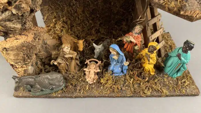 beleuchtete Weihnachtskrippe mit Figuren – Bild 2