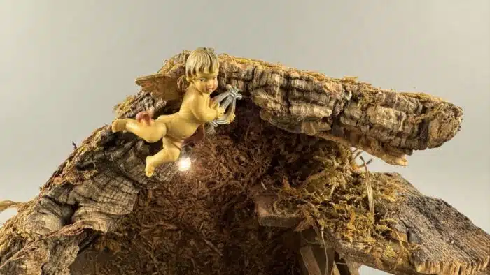 beleuchtete Weihnachtskrippe mit Figuren – Bild 3
