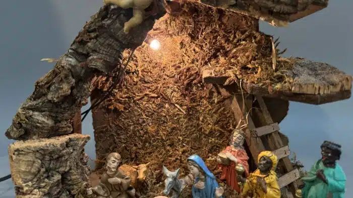 beleuchtete Weihnachtskrippe mit Figuren – Bild 4