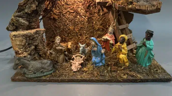beleuchtete Weihnachtskrippe mit Figuren – Bild 5