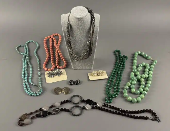 Posten Modeschmuck Ketten und Broschen