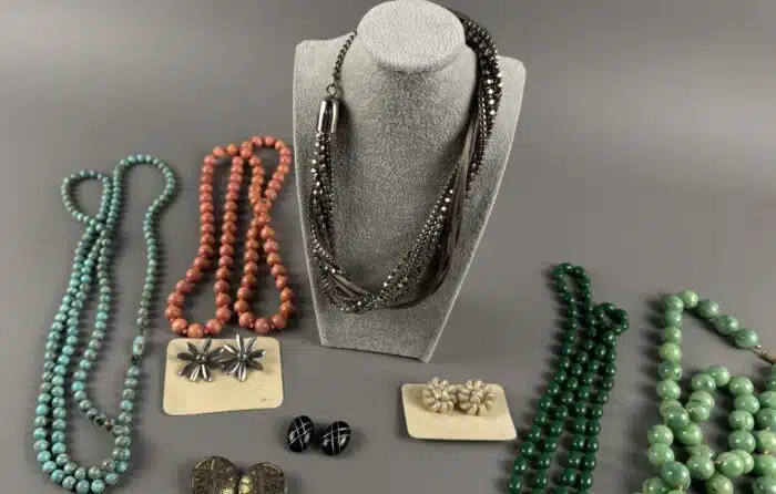 Posten Modeschmuck Ketten und Broschen – Bild 2
