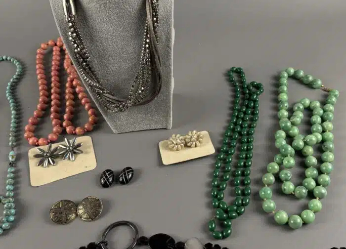 Posten Modeschmuck Ketten und Broschen – Bild 3