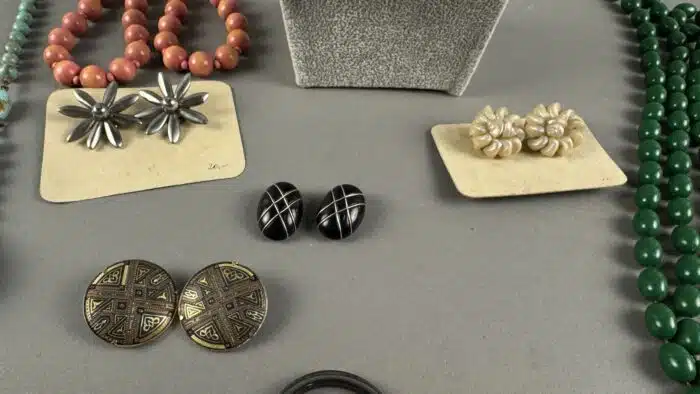 Posten Modeschmuck Ketten und Broschen – Bild 4