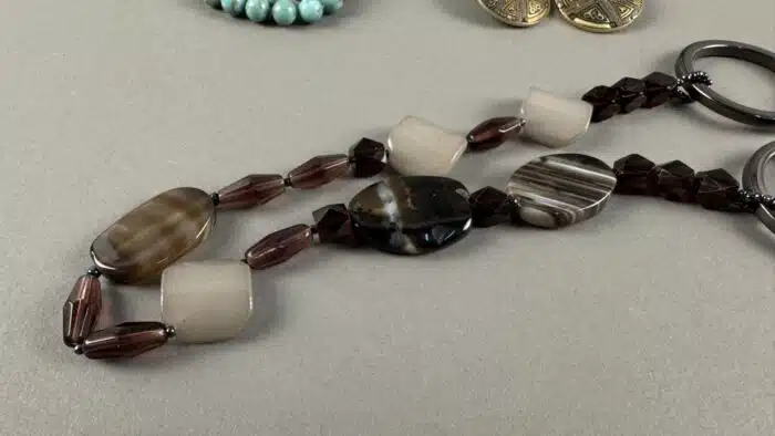 Posten Modeschmuck Ketten und Broschen – Bild 5