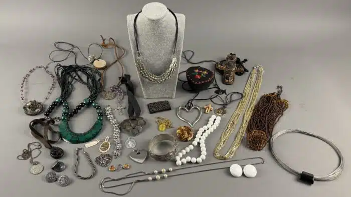 Posten Modeschmuck Ketten und Broschen