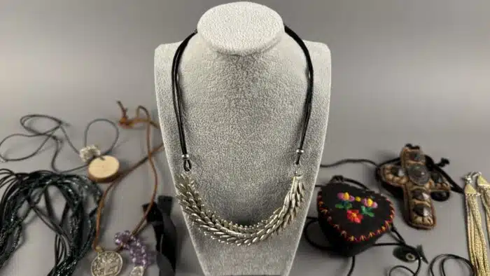 Posten Modeschmuck Ketten und Broschen – Bild 2
