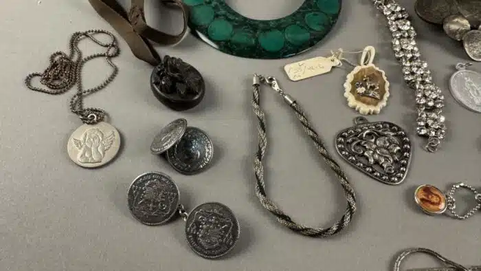Posten Modeschmuck Ketten und Broschen – Bild 3