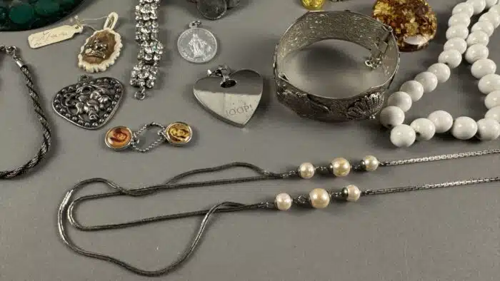 Posten Modeschmuck Ketten und Broschen – Bild 4