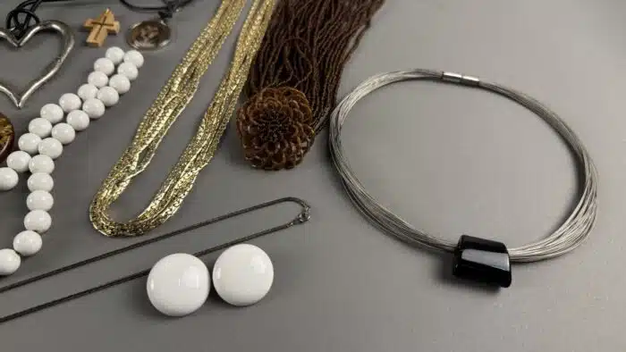 Posten Modeschmuck Ketten und Broschen – Bild 5
