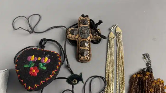 Posten Modeschmuck Ketten und Broschen – Bild 10