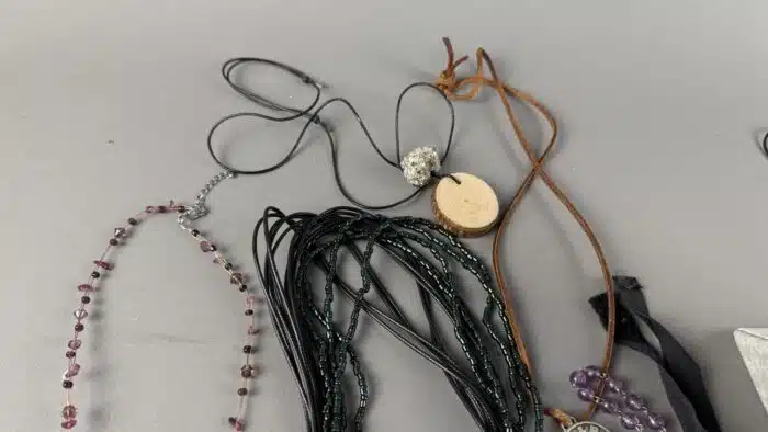 Posten Modeschmuck Ketten und Broschen – Bild 11