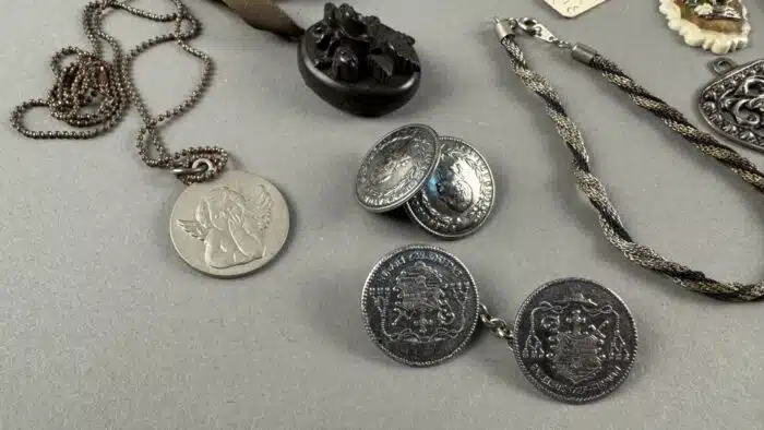 Posten Modeschmuck Ketten und Broschen – Bild 12