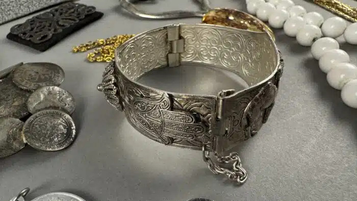 Posten Modeschmuck Ketten und Broschen – Bild 14