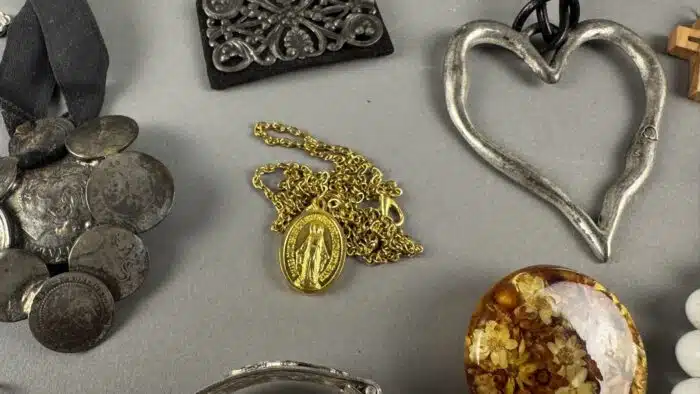 Posten Modeschmuck Ketten und Broschen – Bild 15
