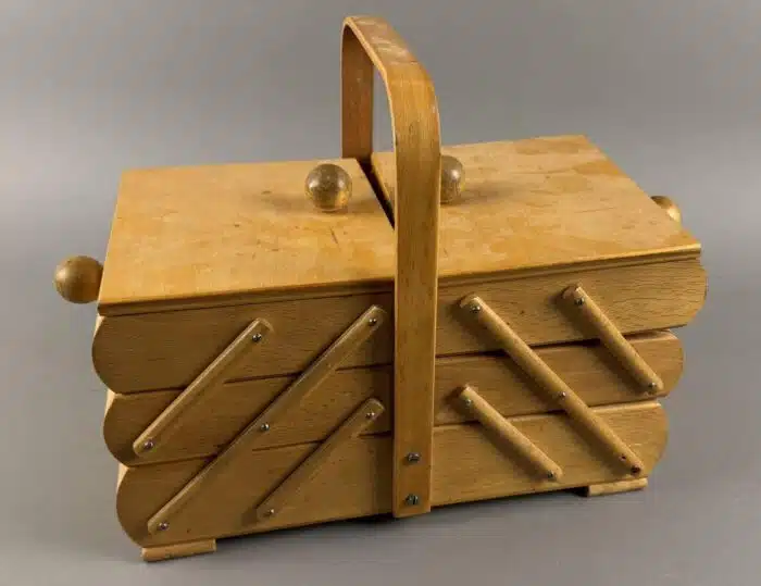 Retro Nähkästchen aus Holz gut gefüllt