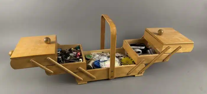 Retro Nähkästchen aus Holz gut gefüllt – Bild 2
