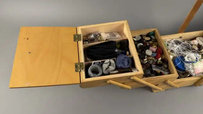 Retro Nähkästchen aus Holz gut gefüllt – Bild 3