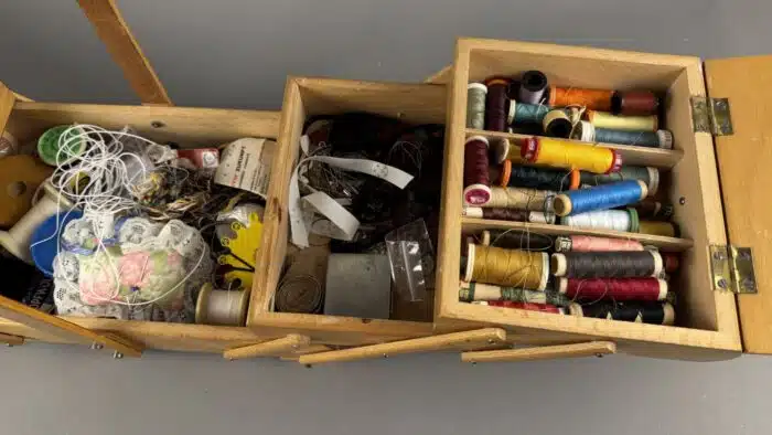 Retro Nähkästchen aus Holz gut gefüllt – Bild 5