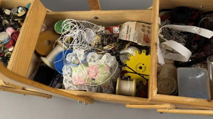 Retro Nähkästchen aus Holz gut gefüllt – Bild 7
