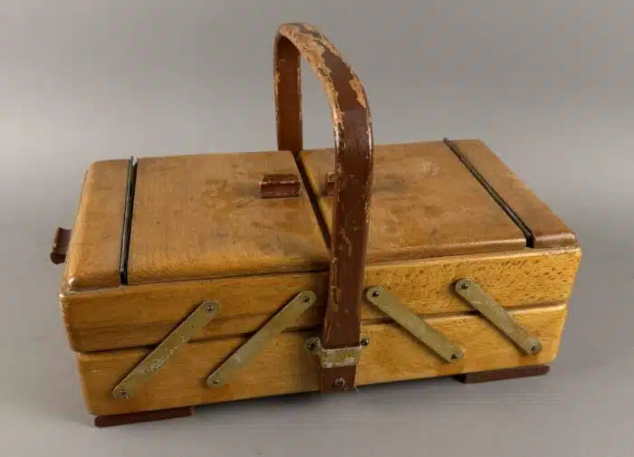 Retro Nähkästchen aus Holz gut gefüllt