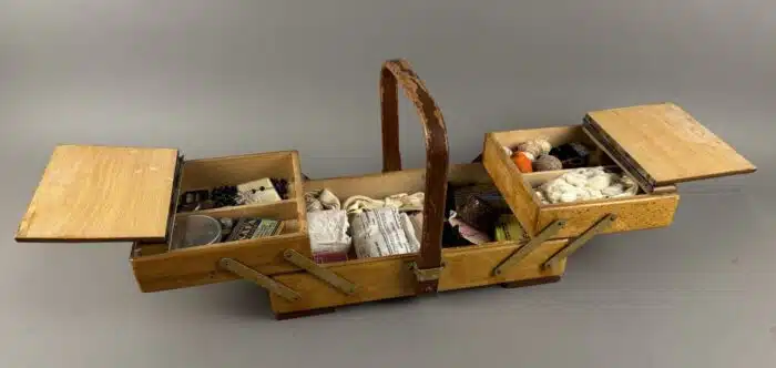Retro Nähkästchen aus Holz gut gefüllt – Bild 2