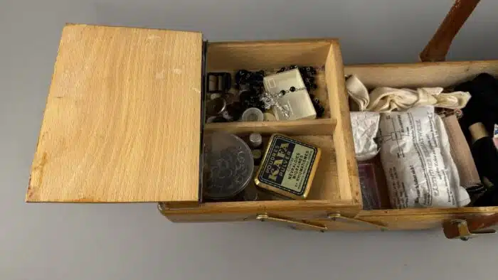Retro Nähkästchen aus Holz gut gefüllt – Bild 3