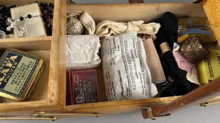 Retro Nähkästchen aus Holz gut gefüllt – Bild 4