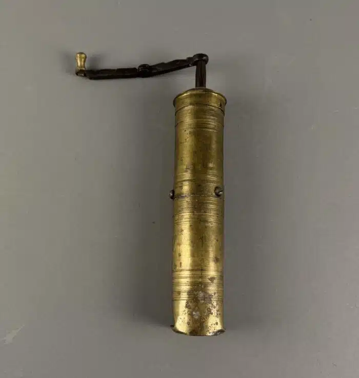 Antike Pfeffer oder Mokka Mühle aus Messing