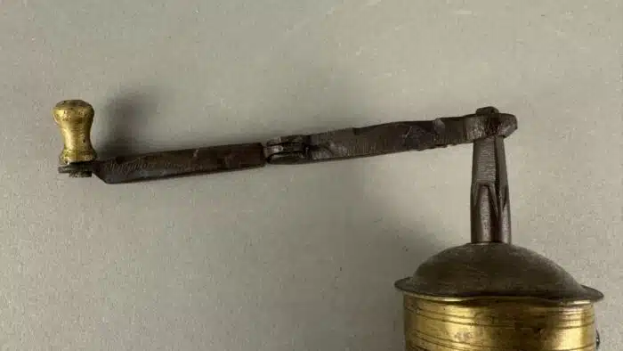 Antike Pfeffer oder Mokka Mühle aus Messing – Bild 2