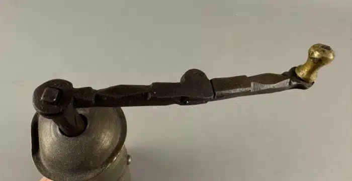 Antike Pfeffer oder Mokka Mühle aus Messing – Bild 4