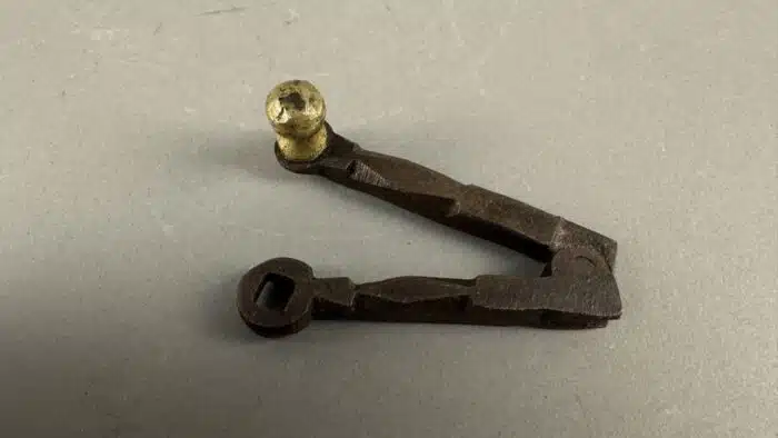 Antike Pfeffer oder Mokka Mühle aus Messing – Bild 5