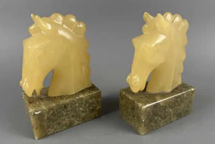zwei Buchstaben Pferdekopf aus Alabaster und Marmor