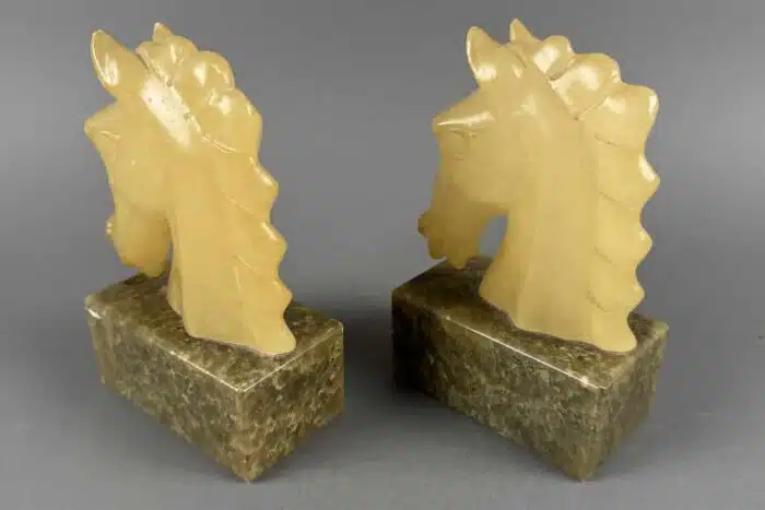 zwei Buchstaben Pferdekopf aus Alabaster und Marmor – Bild 2