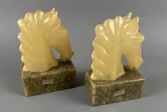 zwei Buchstaben Pferdekopf aus Alabaster und Marmor – Bild 3
