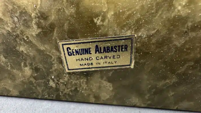 zwei Buchstaben Pferdekopf aus Alabaster und Marmor – Bild 4