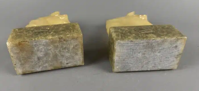zwei Buchstaben Pferdekopf aus Alabaster und Marmor – Bild 5