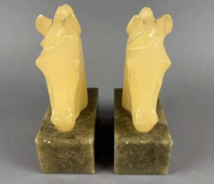 zwei Buchstaben Pferdekopf aus Alabaster und Marmor – Bild 6