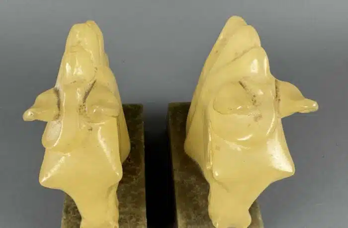 zwei Buchstaben Pferdekopf aus Alabaster und Marmor – Bild 7