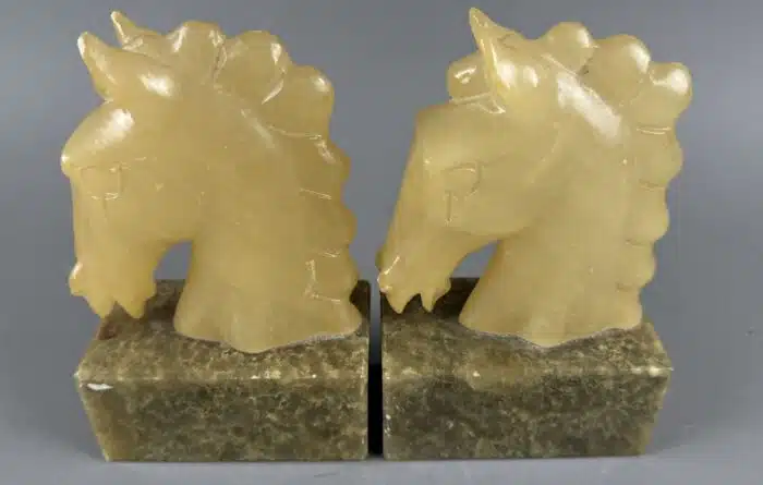 zwei Buchstaben Pferdekopf aus Alabaster und Marmor – Bild 8
