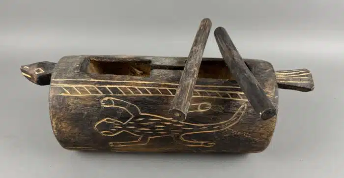 Schlitztrommel, Traditionelles Instrument