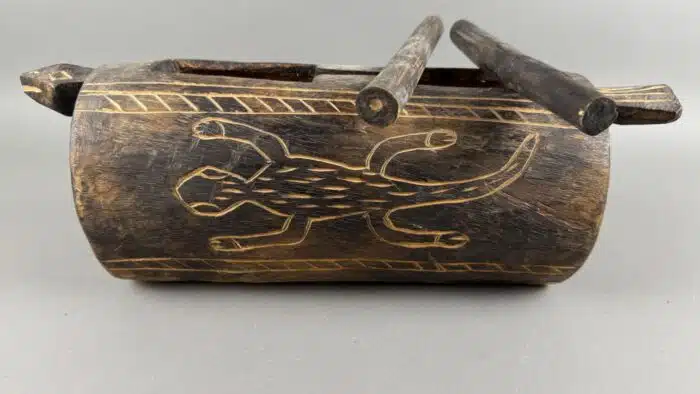 Schlitztrommel, Traditionelles Instrument – Bild 2