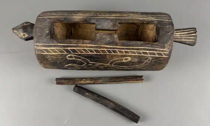 Schlitztrommel, Traditionelles Instrument – Bild 4