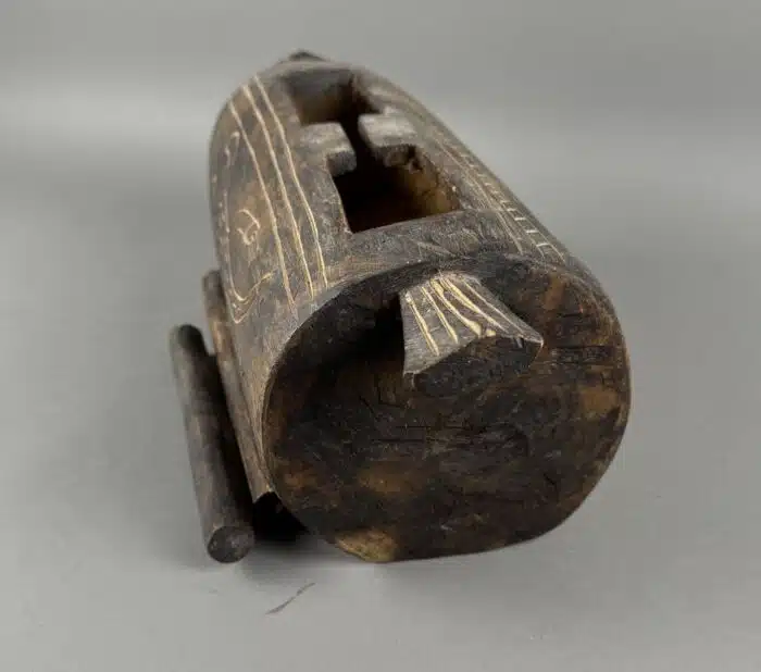 Schlitztrommel, Traditionelles Instrument – Bild 5