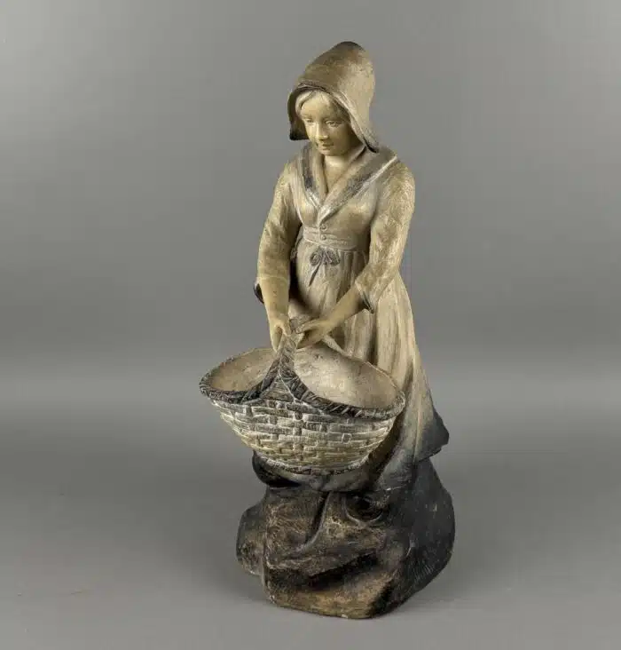 Keramik Figur einer Magd mit Korb